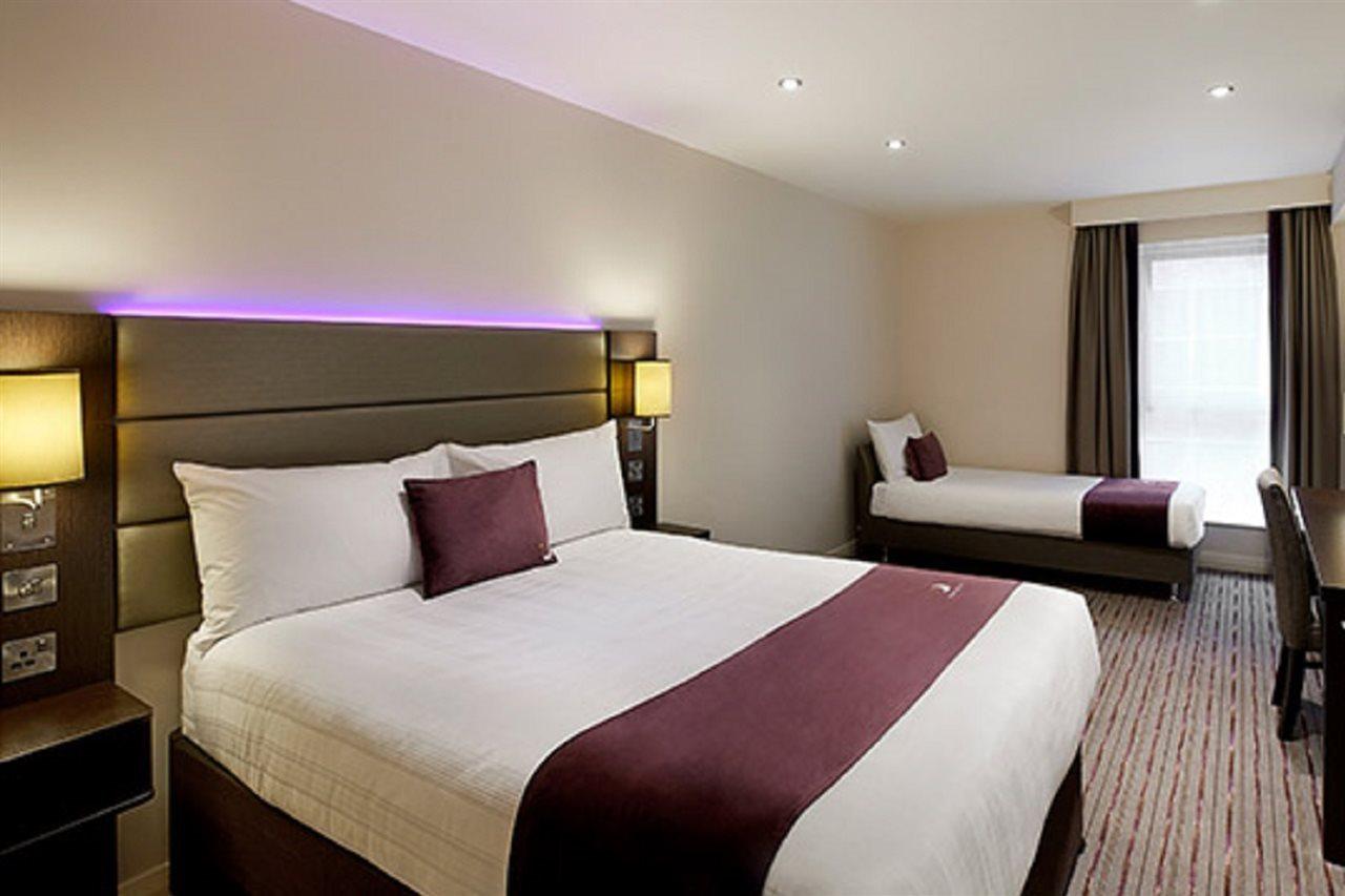 Premier Inn Premier Inn Bagshot Luaran gambar