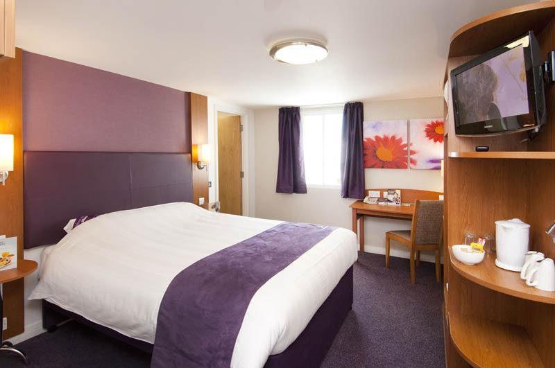 Premier Inn Premier Inn Bagshot Luaran gambar